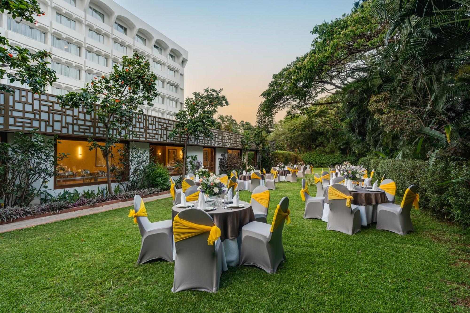 Southern Star,מייזור מראה חיצוני תמונה The lawn at the Taj Bengal