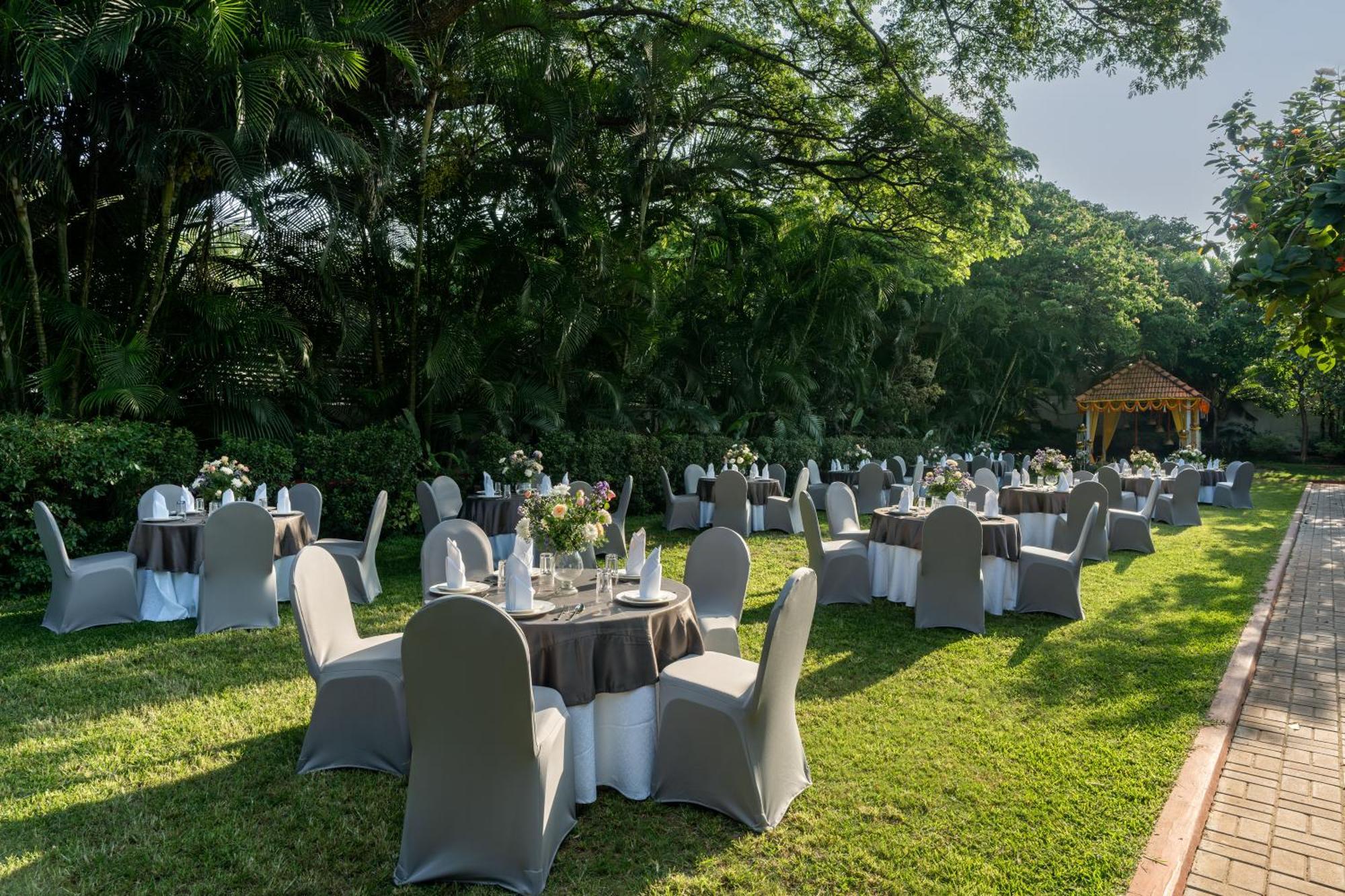Southern Star,מייזור מראה חיצוני תמונה The lawn at the Taj Bengal