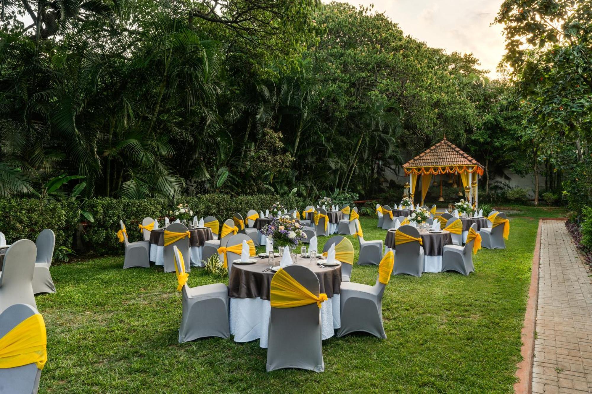 Southern Star,מייזור מראה חיצוני תמונה The lawns of the Taj Bengal