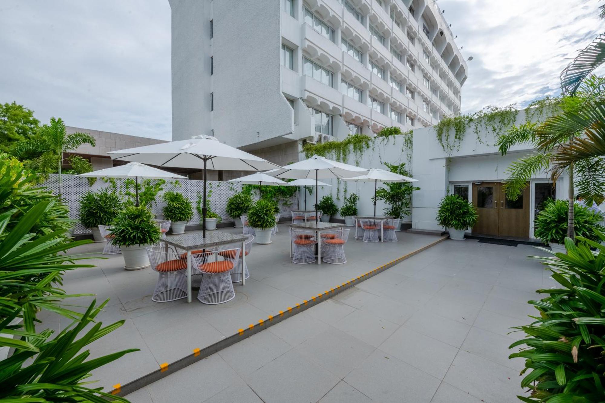 Southern Star,מייזור מראה חיצוני תמונה The hotel's pool deck